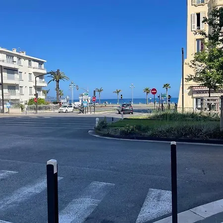 à Deux Pas De La