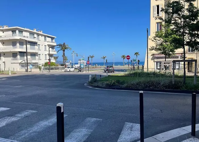 à Deux Pas De La