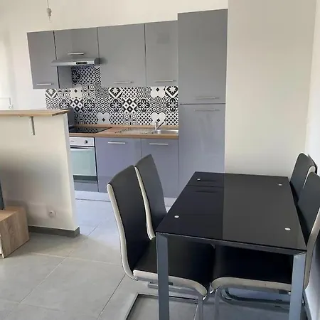 A Deux Pas De La Nice