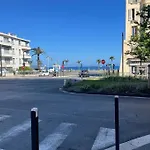 A Deux Pas De La